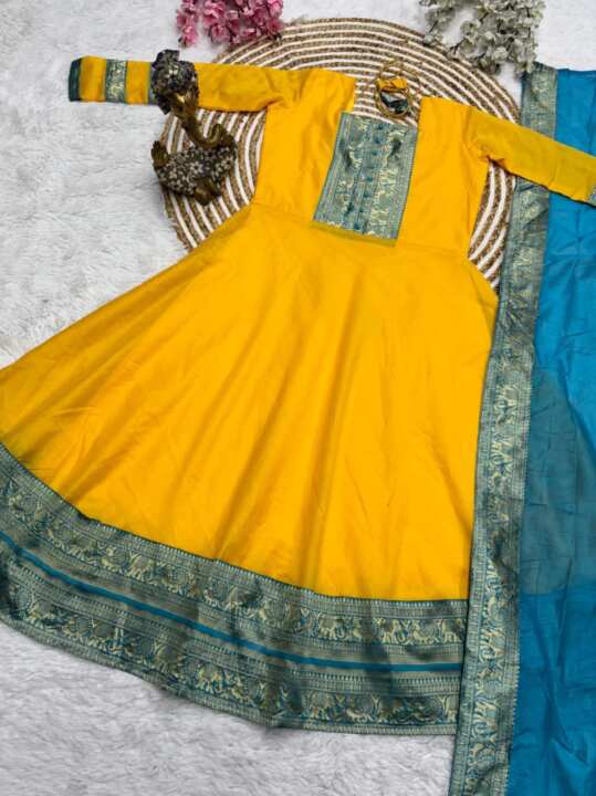 New Super Trendy Traditional Outfit - View 7