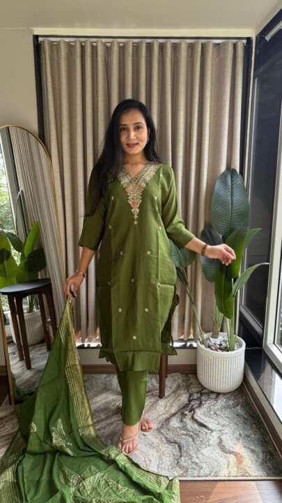 PURE HEAVY ROMAN SILK KURTI PANT SETS - View 4